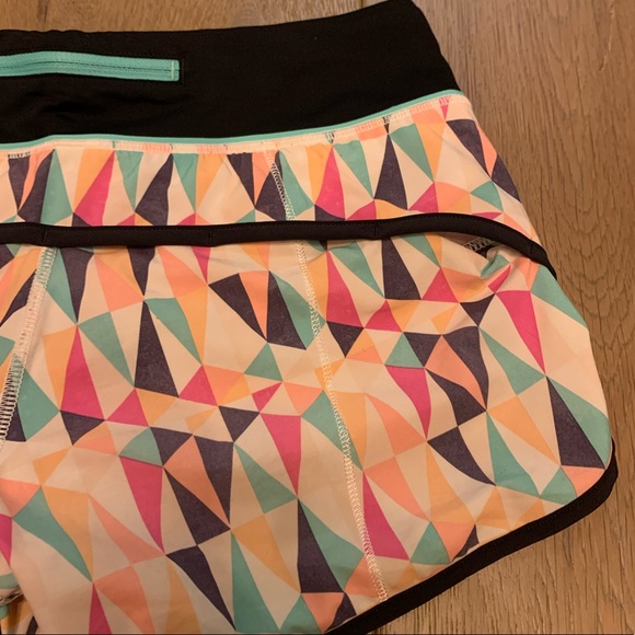 Lululemon Pow Pink Stained Glass Mosaics Speed short size 4 - Picture 3 of 6